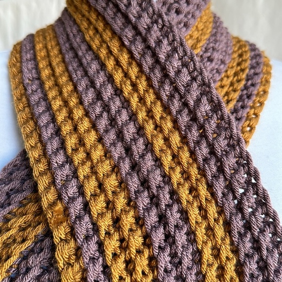 Two-tone elongated stripe knit scarf - Picture 2 of 5
